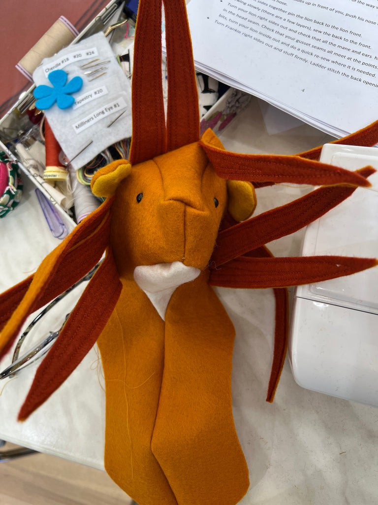 Frankie & Dee: lion PDF sewing pattern plush toy made of wool felt with vibrant mane details.